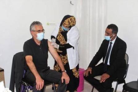 سفير فرنسا بنواكشوط يتلقى جرعة اللقاح الأولى في مستشفى الامومة و الطفولة